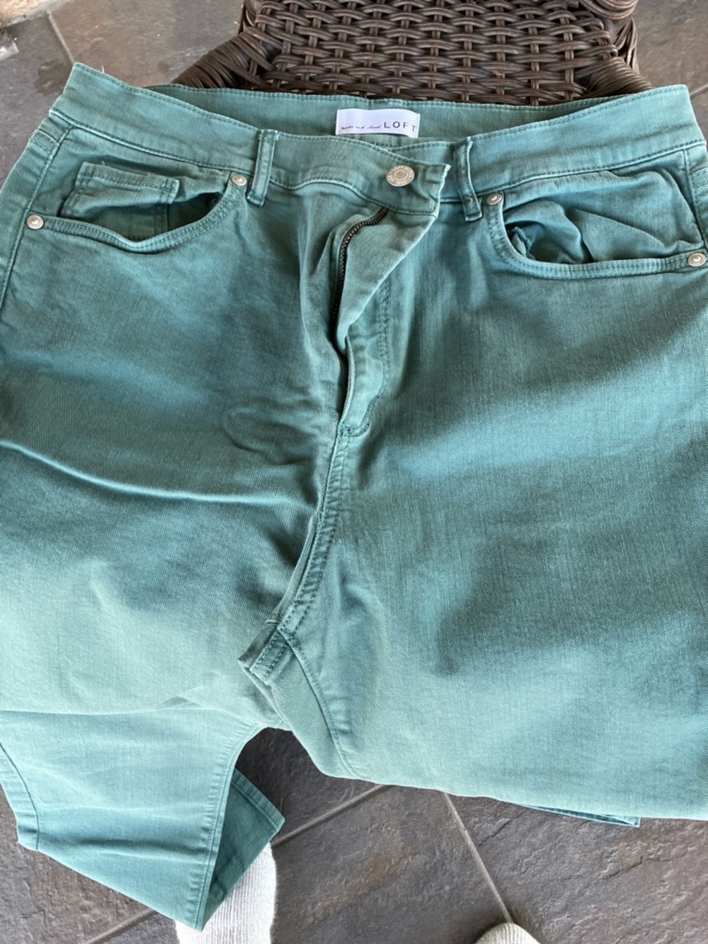 LOFT. GREEN DENIM SKINNY PANTS. SIZE 31/12. FIVE POCKETS. NWOT